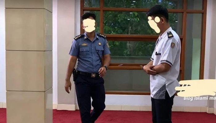 Larangan Melintas di Depan Orang Shalat: Dosa Besar yang Sering Diabaikan
