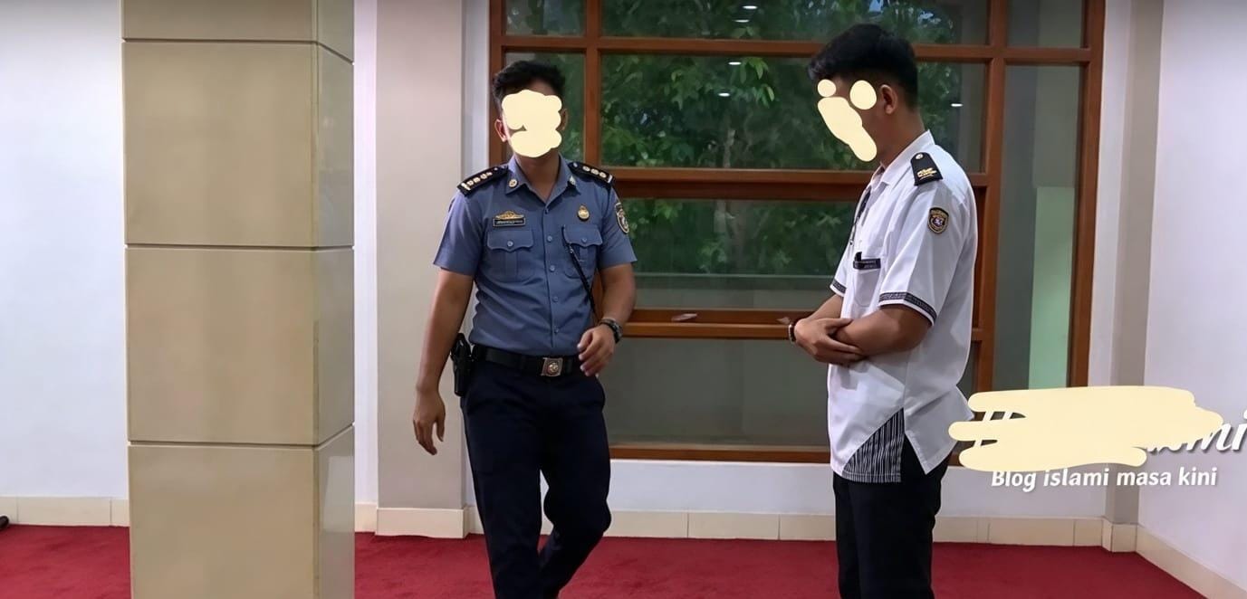 Larangan Melintas ke depan orang yang sedang sholat