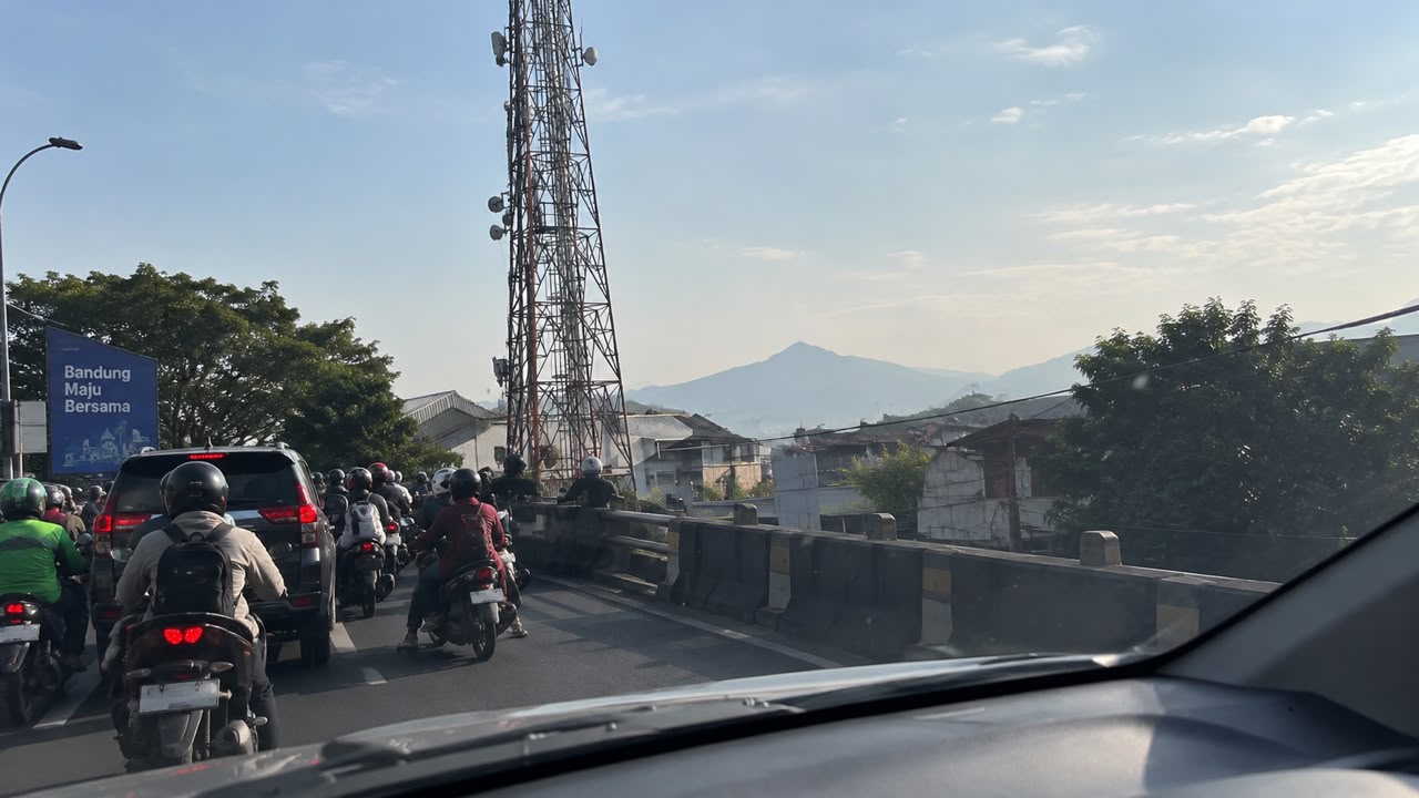 Kepadatan arus lalu lintas terpantau terjadi di kawasan Flyover Kiaracondong, Kota Bandung, Kamis (22/10/2026).