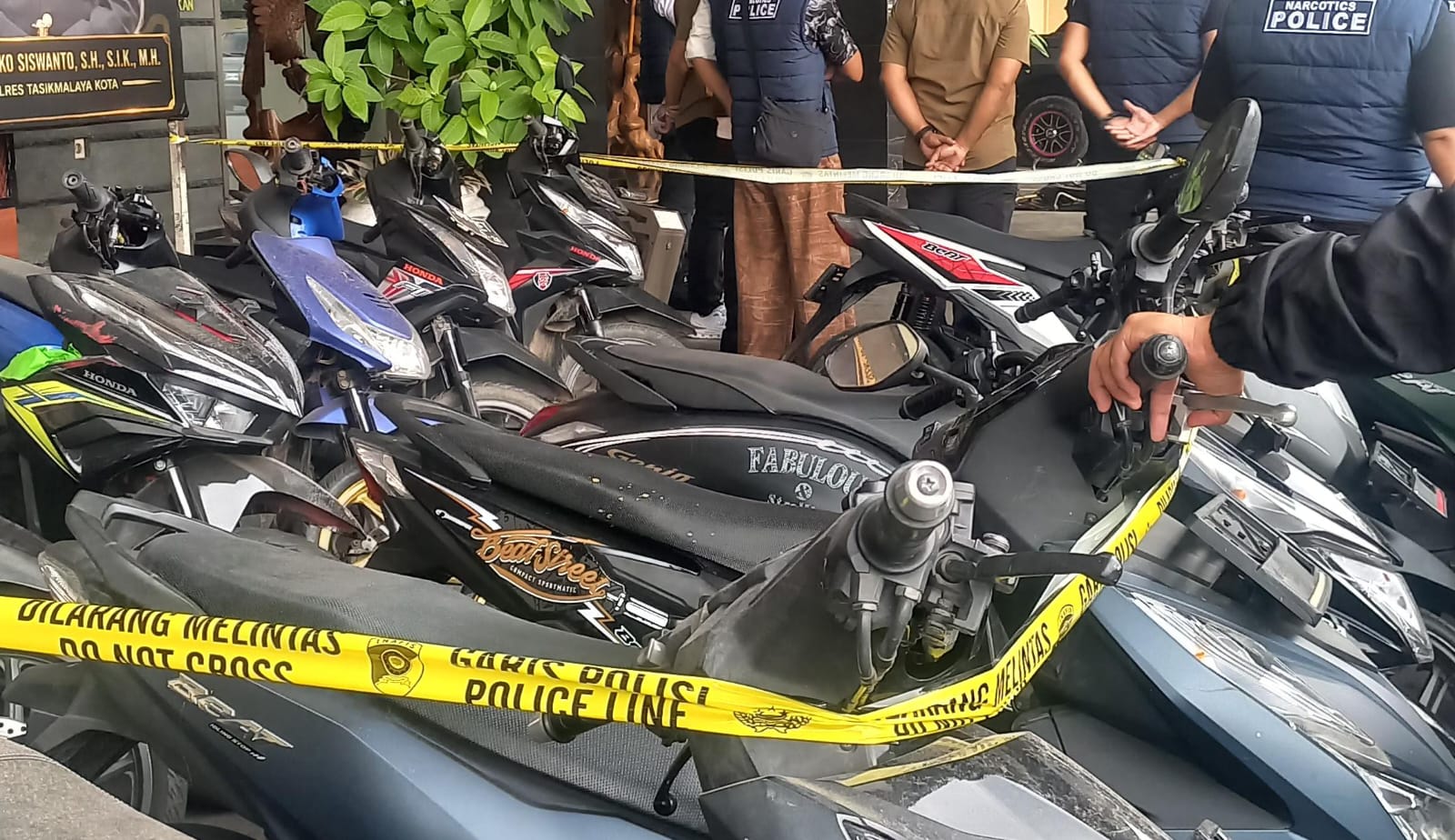 Kapolres Tasikmalaya Kota AKBP Andik Eko Siswanto menunjukkan barang bukti sepeda motor hasil pengungkapan sindikat curanmor.