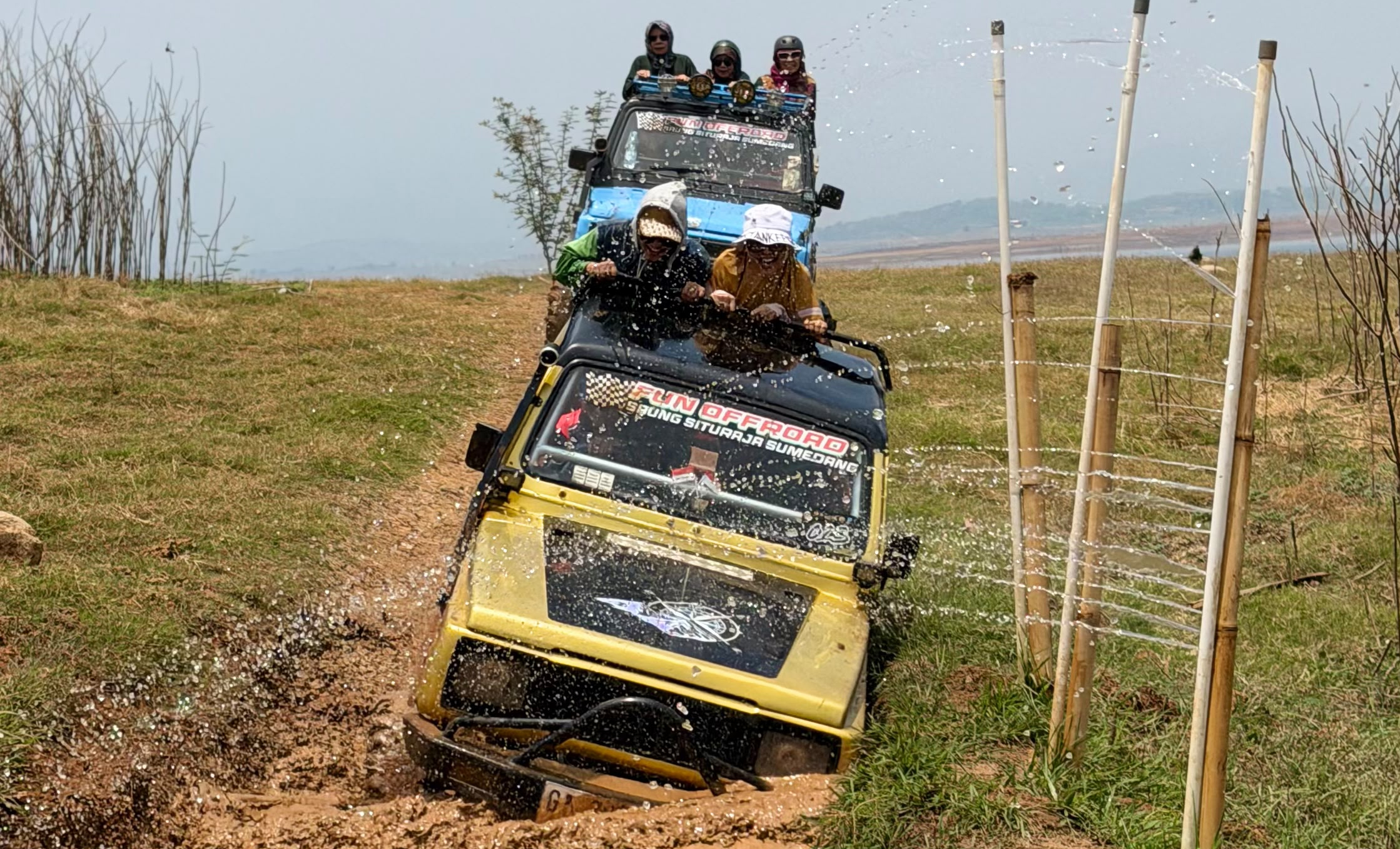 Fun Offroad Saung Situraja, para wisatawan diajak menikmati keindahan panorama alam Jatigede yang memukau dari atas mobil Jip