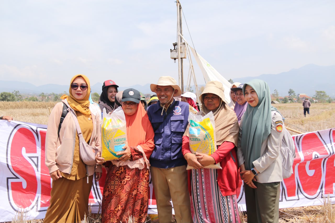 Peringatan Hari Pangan Sedunia 2026 di Lapang Harum Madu, Kecamatan Bayongbong, Kabupaten Garut, Senin (19/10/2026).