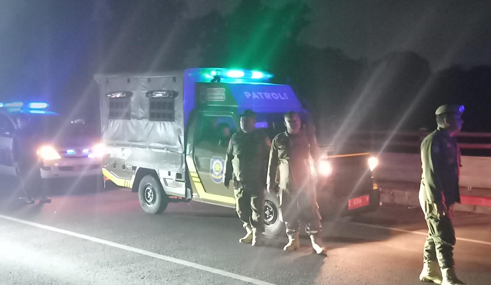 Tim gabungan TNI, Polri, dan Satpol PP berpatroli di pusat kota Tasikmalaya