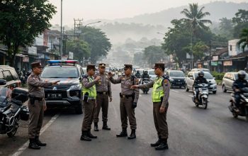 Ilustrasi petugas kepolisian melakukan penindakan dalam Operasi Patuh Lodaya.