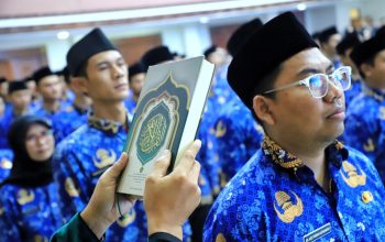 Bupati Bandung Dadang Supriatna (KDS) saat memimpin pelantikan dan pengambilan sumpah 440 ASN di Gedung Moh Toha