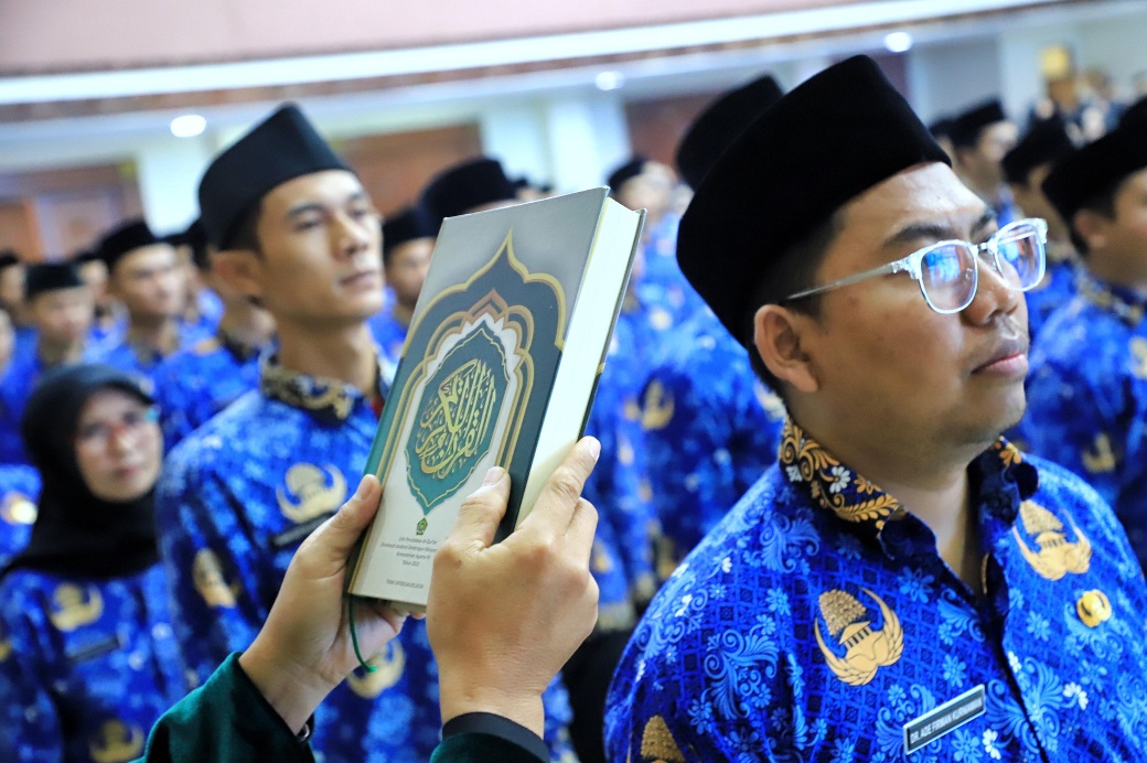 Bupati Bandung Dadang Supriatna (KDS) saat memimpin pelantikan dan pengambilan sumpah 440 ASN di Gedung Moh Toha