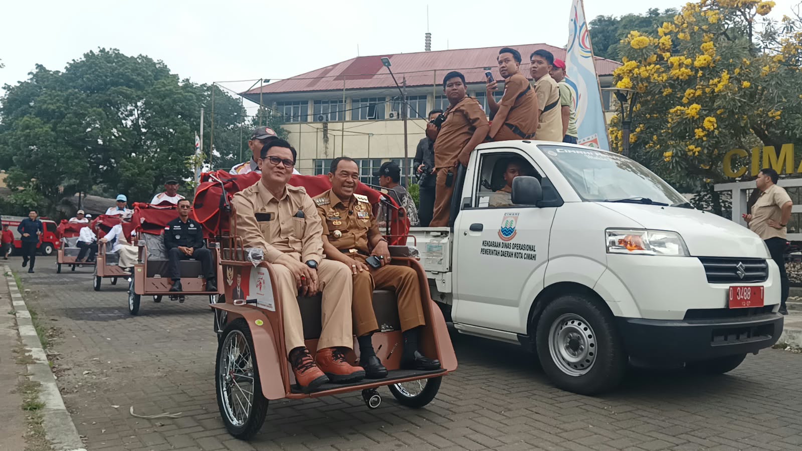 Penyerahan bantuan 100 unit becak listrik Presiden Prabowo kepada pengayuh becak di Cimahi Techno Park.