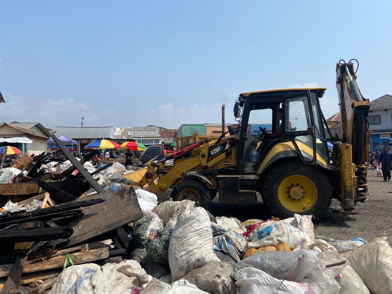 Petugas membersihkan material sisa kebakaran di Pasar Andir, Bayongbong, Garut.