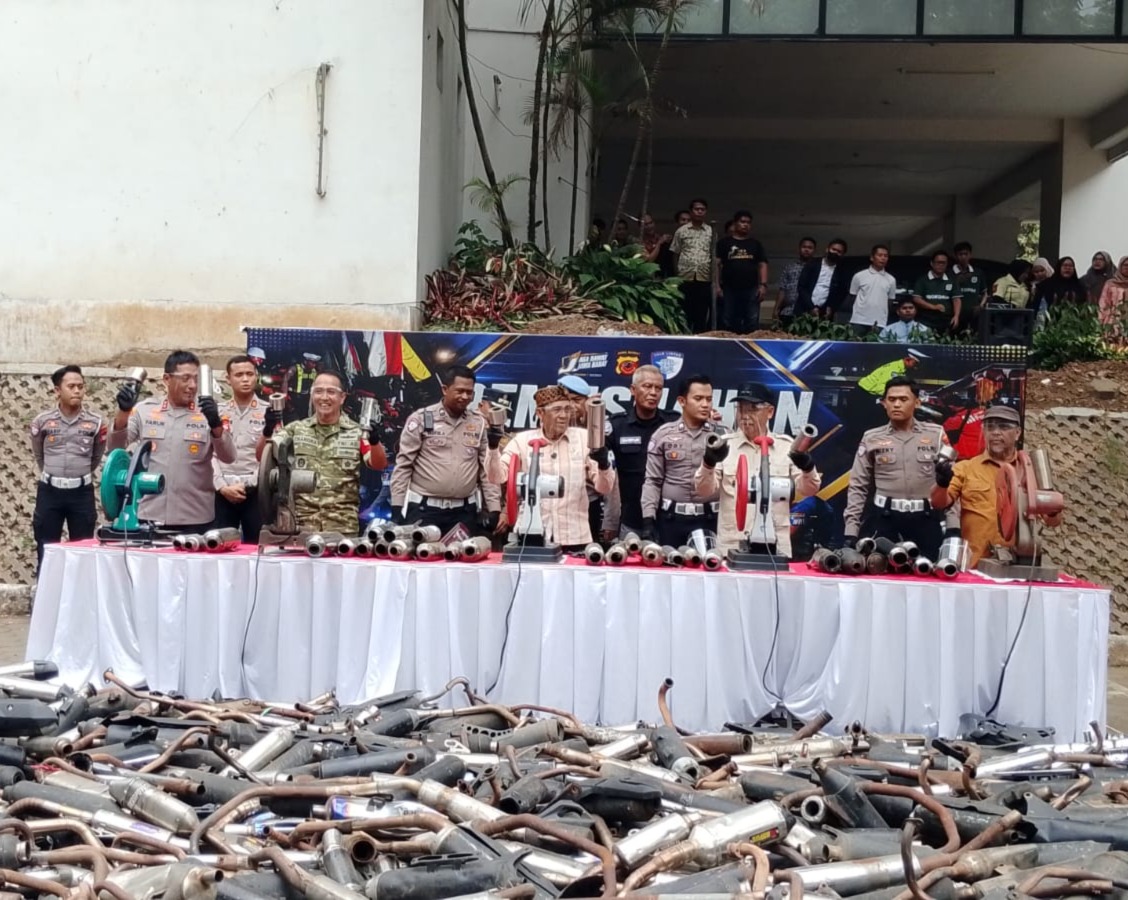 Pemusnahan puluhan ribu barang bukti hasil pengungkapan kasus narkoba, obat keras terbatas, minuman keras ilegal hingga knalpot brong di wilayah hukum Polres Cimahi
