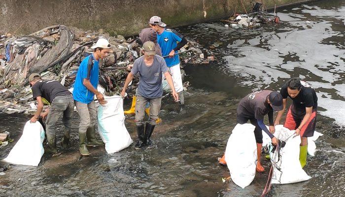 Tanpa Anggaran, Sinergi Pentahelix Dayeuhkolot Bersihkan Saluran