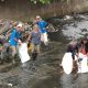 Warga RW 16 Citeureup bergotong royong membersihkan endapan lumpur dan sampah di saluran air bersama Tim Pentahelix Dayeuhkolot.