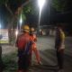 Petugas gabungan mengevakuasi pohon mahoni yang tumbang di Jalan Ir. H. Djuanda, Kota Tasikmalaya.