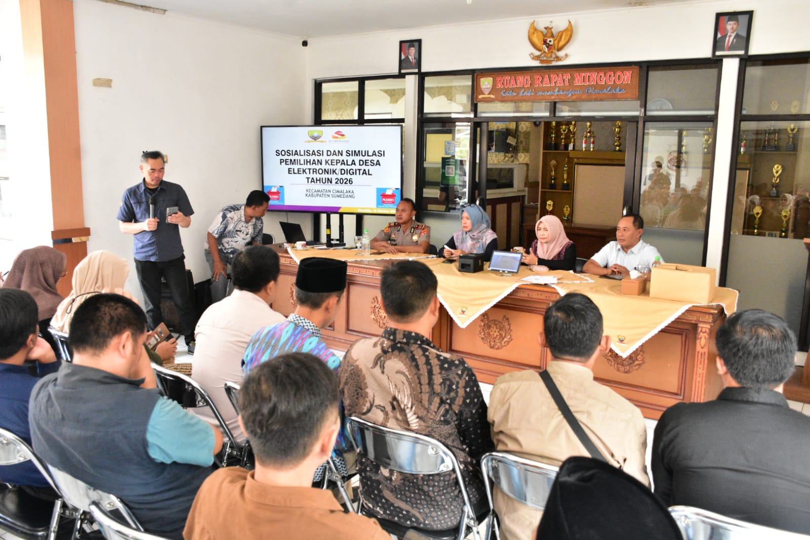Sekda Sumedang Tuti Ruswati saat memonitoring simulasi Pilkades Digital di Kecamatan Cimalaka.