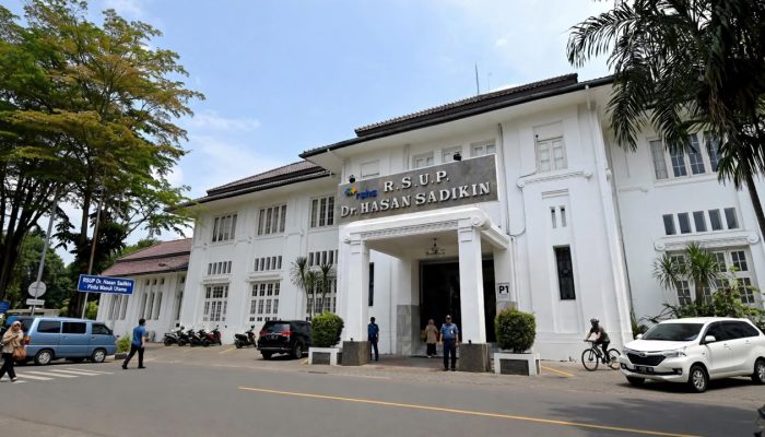 Mata Lelah Gadget? RSHS Bandung Bagi Kacamata Gratis!