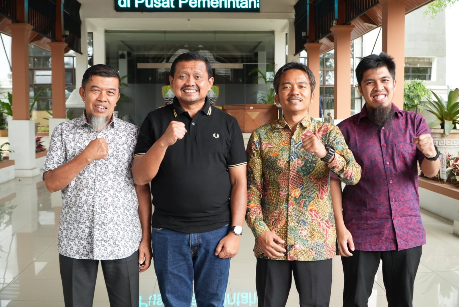 Bupati Sumedang Dony Ahmad Munir bersama Taufiq Supriadi Yusuf meninjau pengolahan sampah organik di belakang PPS Sumedang.