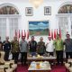 Bupati Sumedang Dony Ahmad Munir bersama Kepala Perpusnas RI Prof. Aminudin membahas program Relima Peduli Pendidikan, Jumat (23/10/2026).
