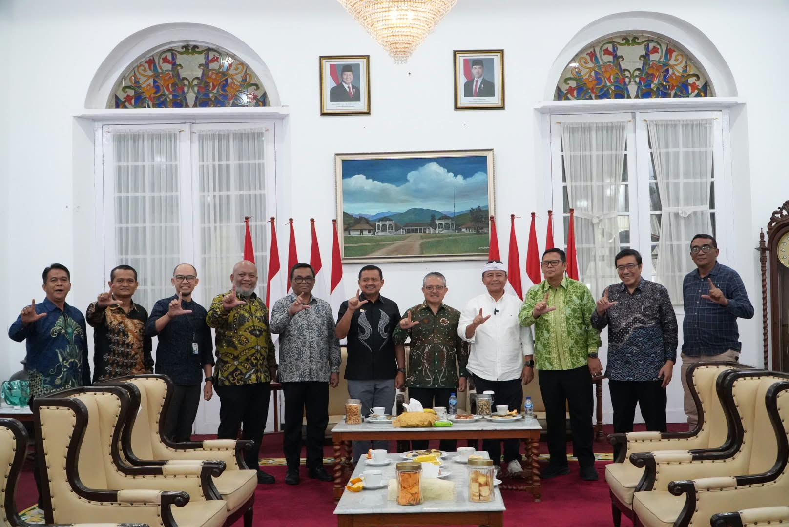 Bupati Sumedang Dony Ahmad Munir bersama Kepala Perpusnas RI Prof. Aminudin membahas program Relima Peduli Pendidikan, Jumat (23/10/2026).