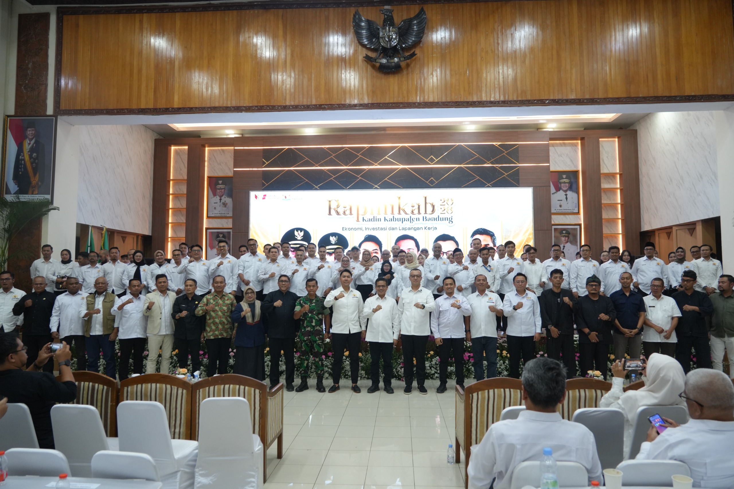 Bupati Bandung Dadang Supriatna bersama pengurus Kadin Kabupaten Bandung dalam Rapimkab I 2026.