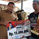 Bupati Sumedang H. Dony Ahmad Munir mengunjungi kandang sapi Robinhood milik Ace Taryana di Dusun Cipadung, Desa Mulyamekar.