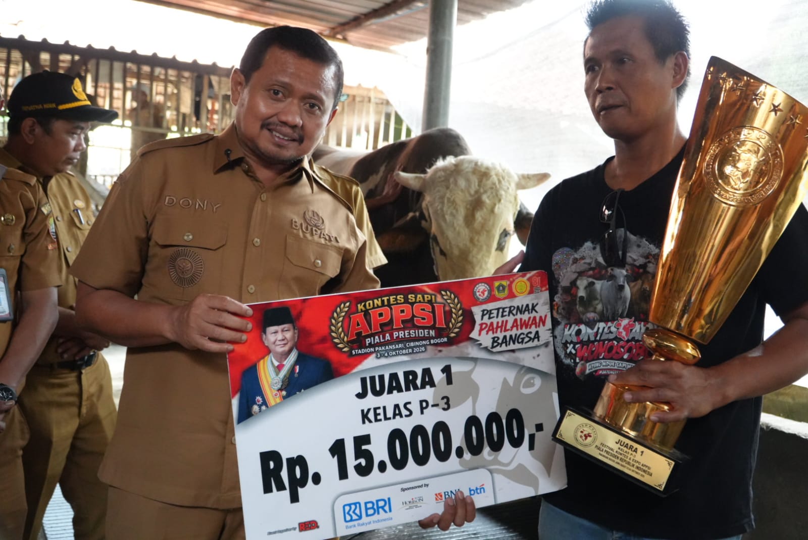 Bupati Sumedang H. Dony Ahmad Munir mengunjungi kandang sapi Robinhood milik Ace Taryana di Dusun Cipadung, Desa Mulyamekar.