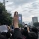 Sejumlah mahasiswa mengacungkan simbol tiga jari saat aksi gerakan Indonesia Sadar di kawasan Bundaran HI, Jakarta, Rabu (28/10/2026).