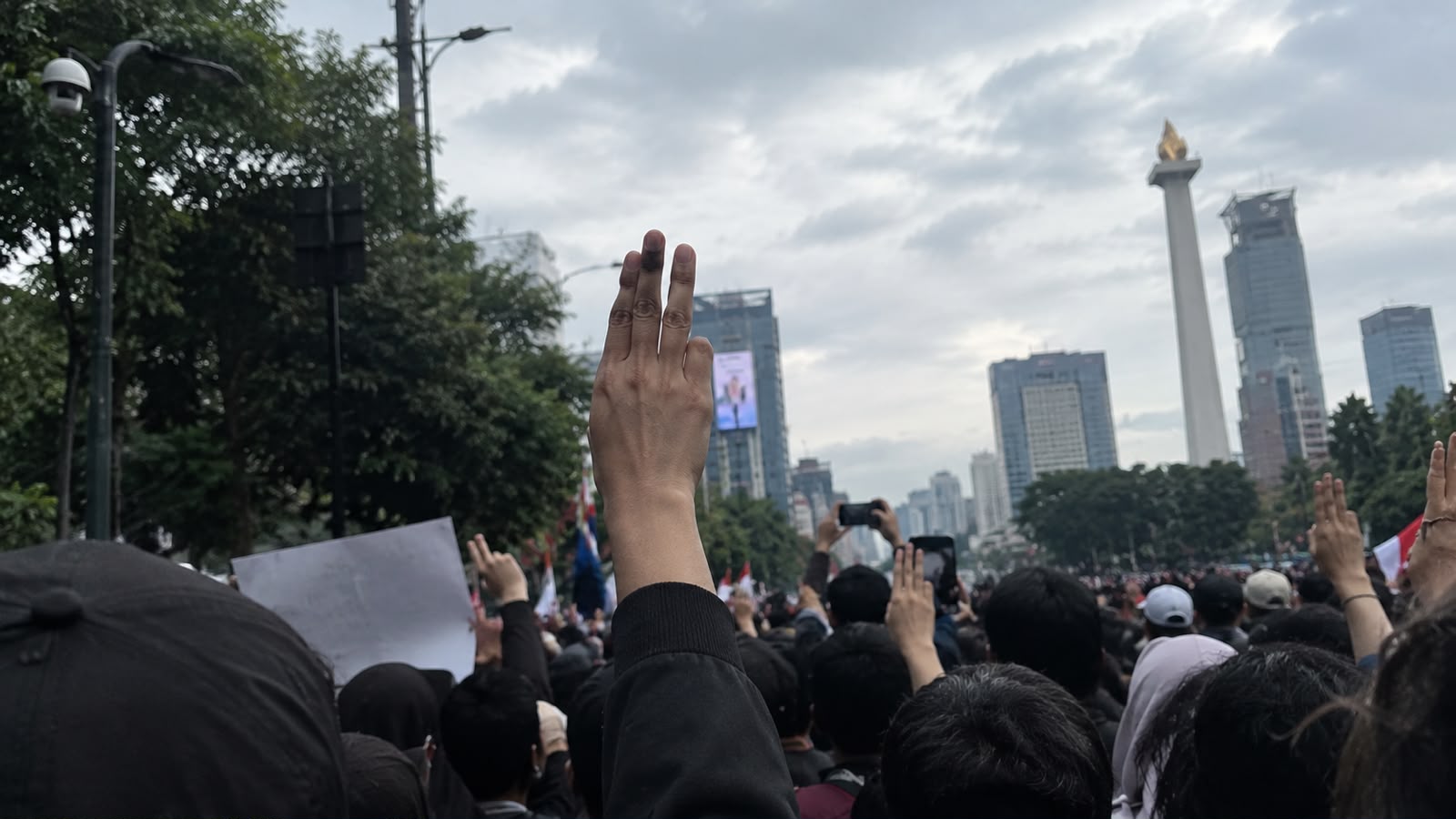 Sejumlah mahasiswa mengacungkan simbol tiga jari saat aksi gerakan Indonesia Sadar di kawasan Bundaran HI, Jakarta, Rabu (28/10/2026).