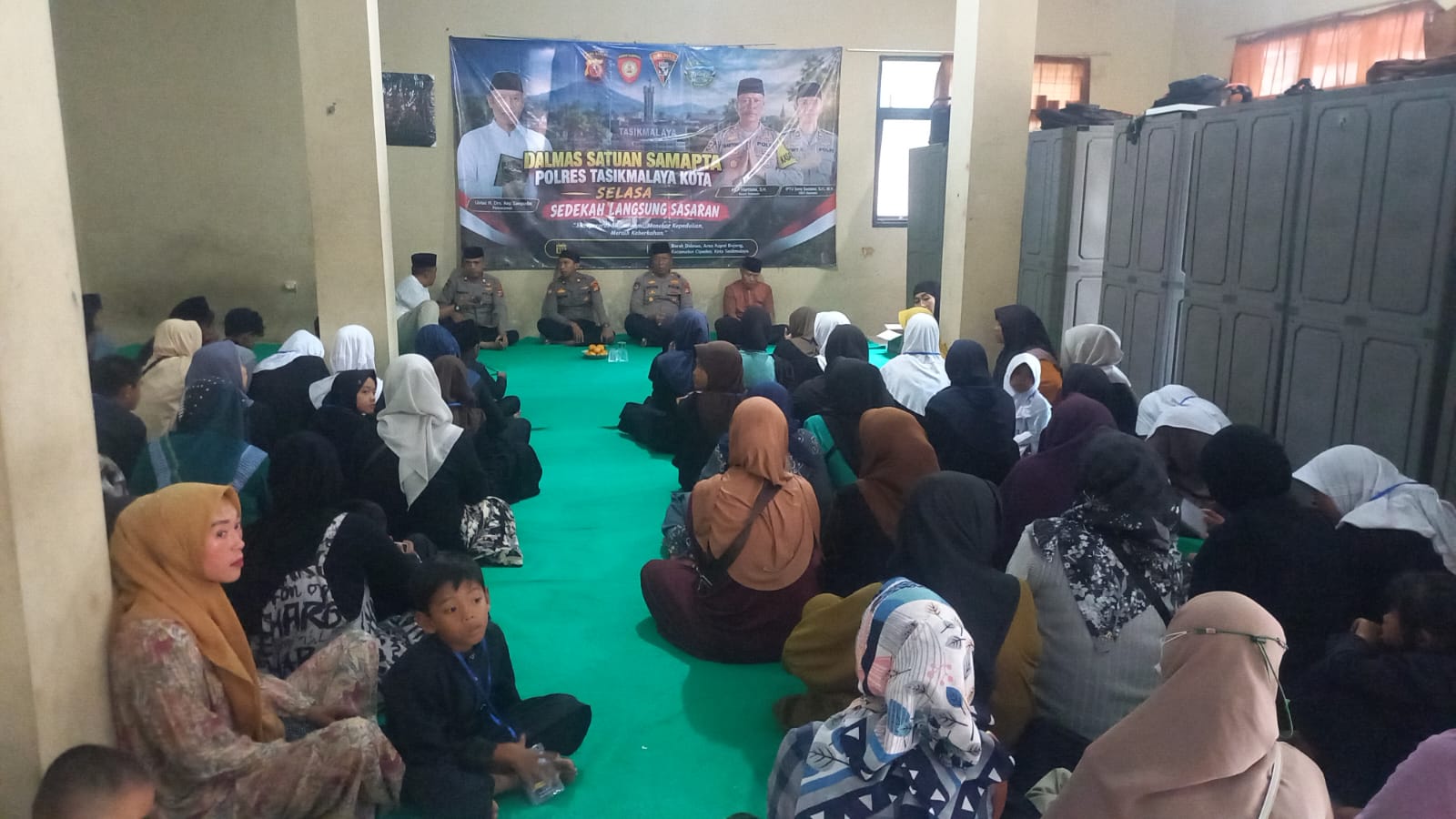 Jajaran Dalmas Satuan Samapta Polres Tasikmalaya Kota memberikan santunan kepada anak yatim piatu.