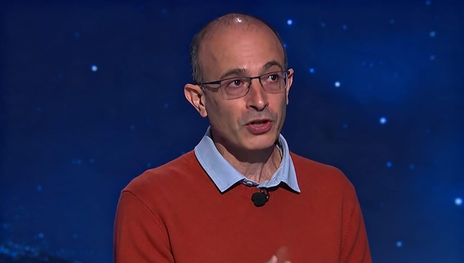 Sejarawan Yuval Noah Harari saat memaparkan prediksi mengerikan bahwa manusia akan menjadi seperti sapi di bawah sistem finansial yang dikendalikan kecerdasan buatan (AI).