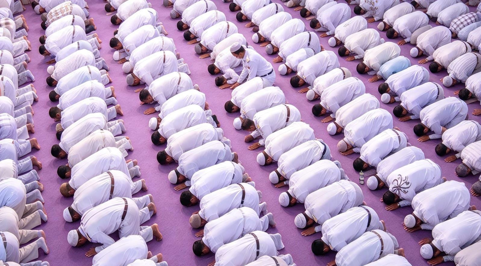Ilustrasi seorang muslim menunaikan shalat fardhu berjamaah di masjid.