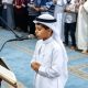 Ilustrasi imam membaca Al-Qur'an saat shalat fardhu berjamaah di masjid.
