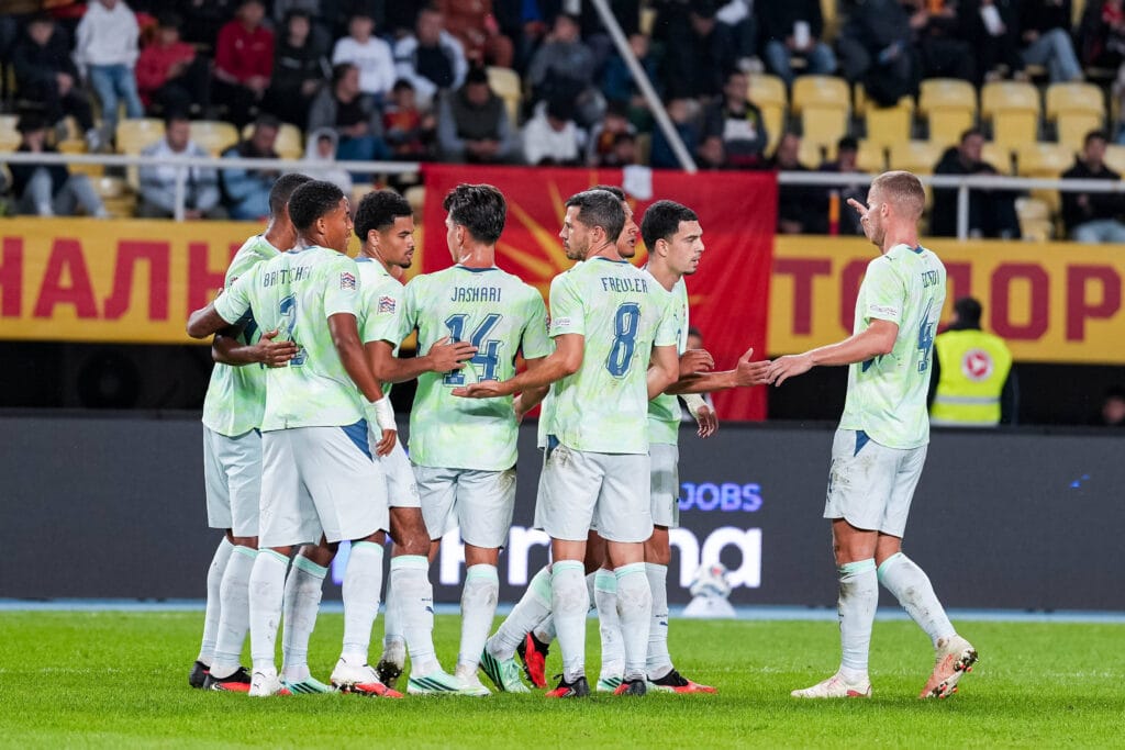 Pemain Swiss merayakan gol ke gawang