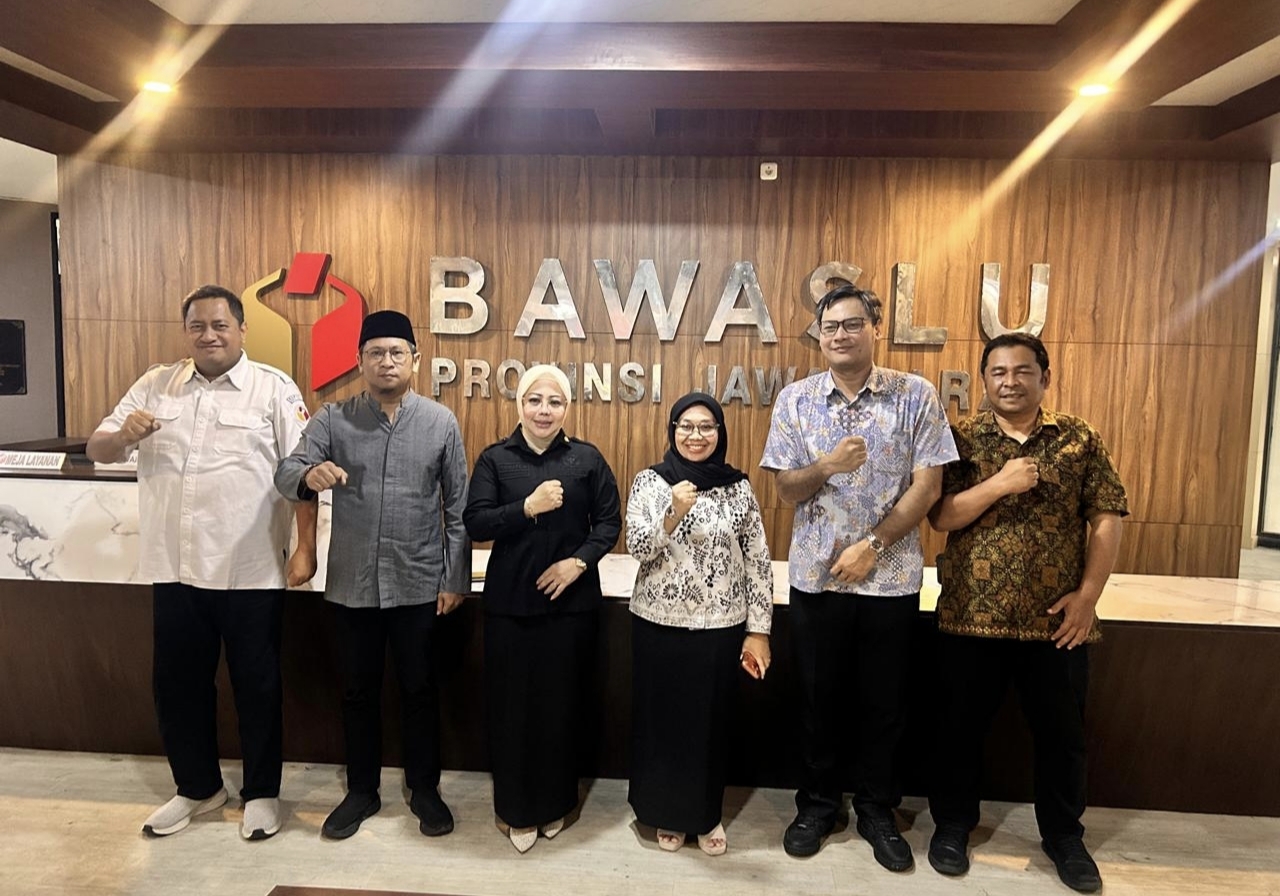 Anggota Komite I DPD RI Aanya Rina Casmayanti (tengah) didamping Pak Herman Hermawan dan Pak Andri Munandar berfoto bersama Koordinator Divisi Pencegahan dan Parmas Bawaslu Jabar Hj. Nuryamah (kiri), Koordinator Divisi SDM Fereddy, dan Koordinator Divisi Penanganan Pelanggaran Syaiful Bahri (kanan) di Kantor Bawaslu Jawa Barat, Rabu (28/10/2026).