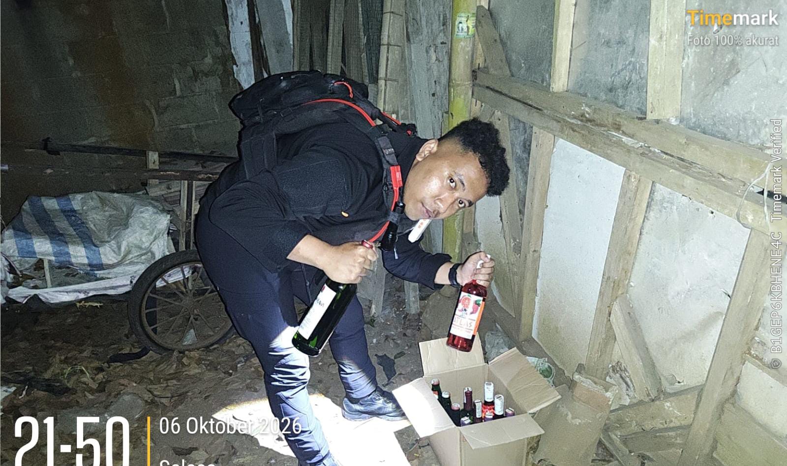 im Maung Galunggung Polres Tasikmalaya Kota mengamankan puluhan botol miras dalam operasi penyakit masyarakat, Selasa (6/10/2026) malam.