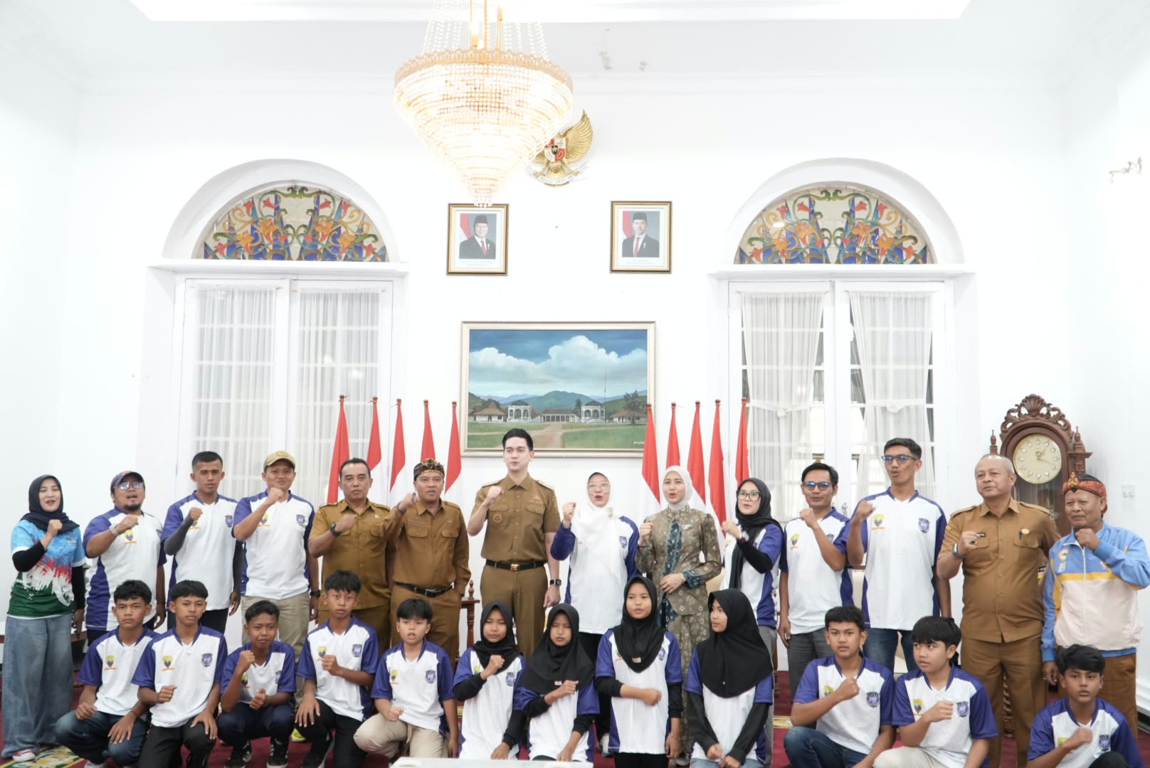 Wakil Bupati Sumedang M. Fajar Aldila melepas kontingen olahraga tradisional di Gedung Negara.