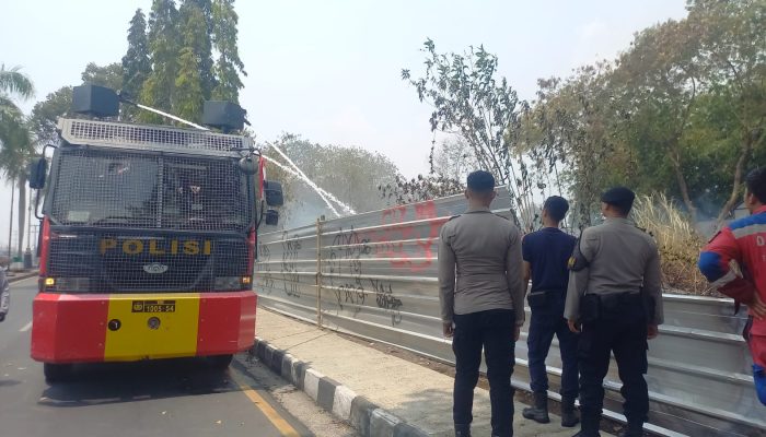 Water Cannon Polres Tasikmalaya Bantu Damkar Padam Kebakaran Lahan Kering