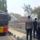 Polres Tasikmalaya Kota mengerahkan Water Cannon untuk membantu Damkar memadamkan kebakaran lahan kering di Jalan Letnan Harun, Kelurahan Sukamulya, Kamis (15/10/2026)