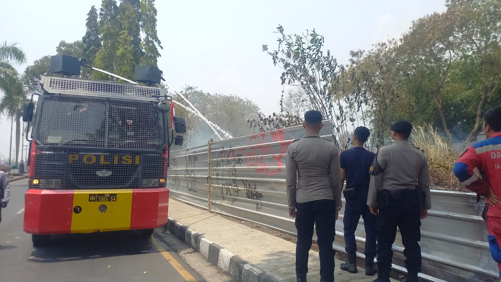 Polres Tasikmalaya Kota mengerahkan Water Cannon untuk membantu Damkar memadamkan kebakaran lahan kering di Jalan Letnan Harun, Kelurahan Sukamulya, Kamis (15/10/2026)