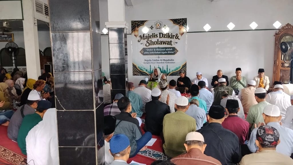 Wakil Wali Kota Tasikmalaya Diky Candra memimpin kegiatan zikir dan selawat bersama ratusan jemaah termasuk pedagang Pasar Cikurubuk di Masjid Al-Mujahidin,