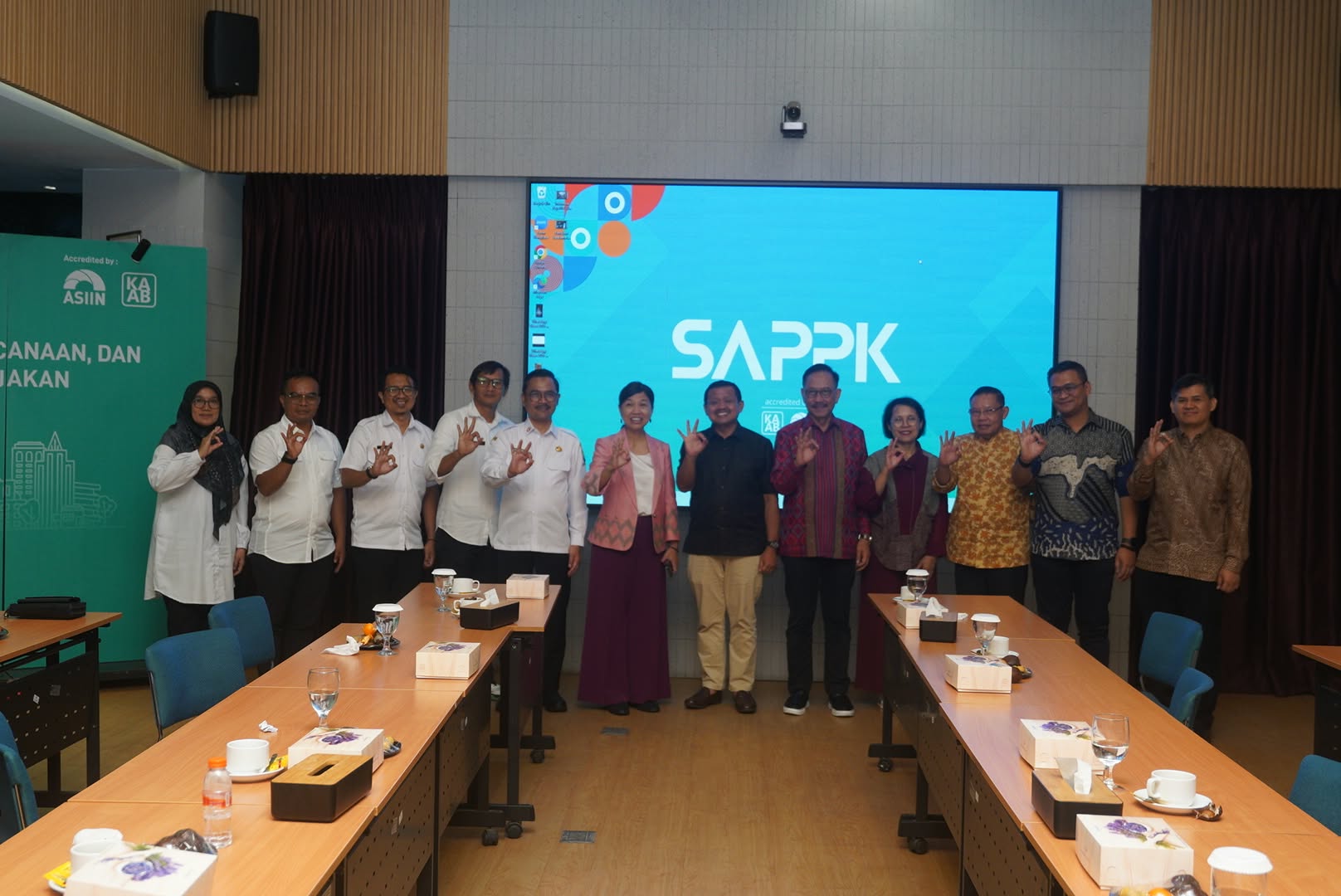 Bupati Sumedang Dony Ahmad Munir bertemu Sekjen UCLG ASPAC Dr. Bernadia Irawati Tjandradewi di ITB.